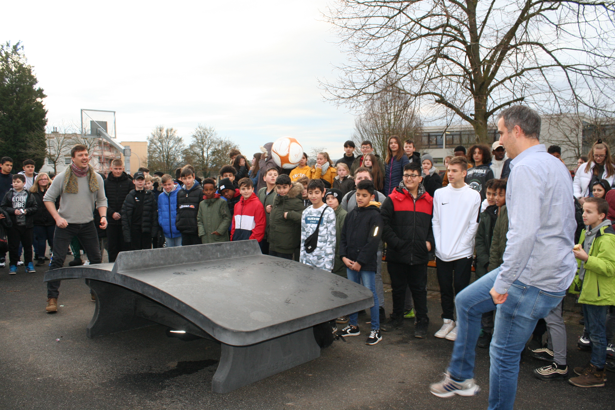 Neues Sportgerät auf dem Schulhof