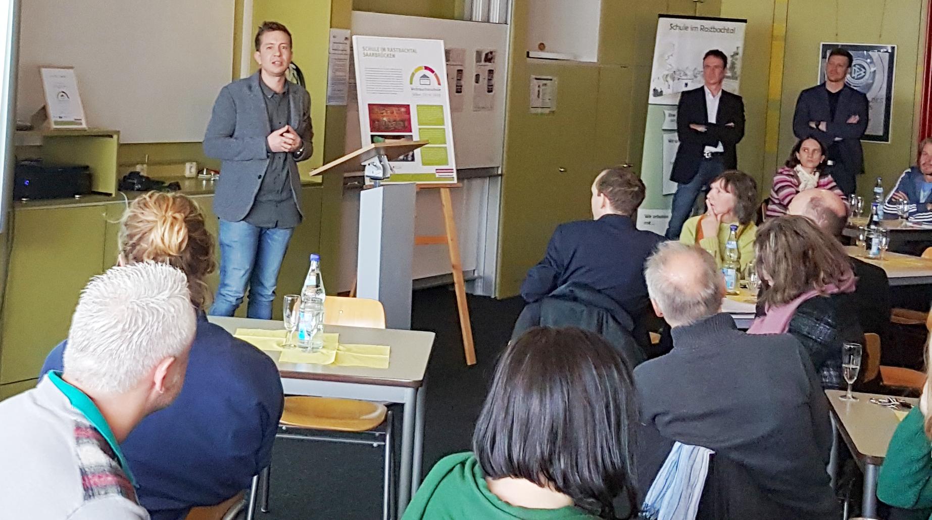 Staatssekretär Thul zu Besuch an der Schule im Rastbachtal
