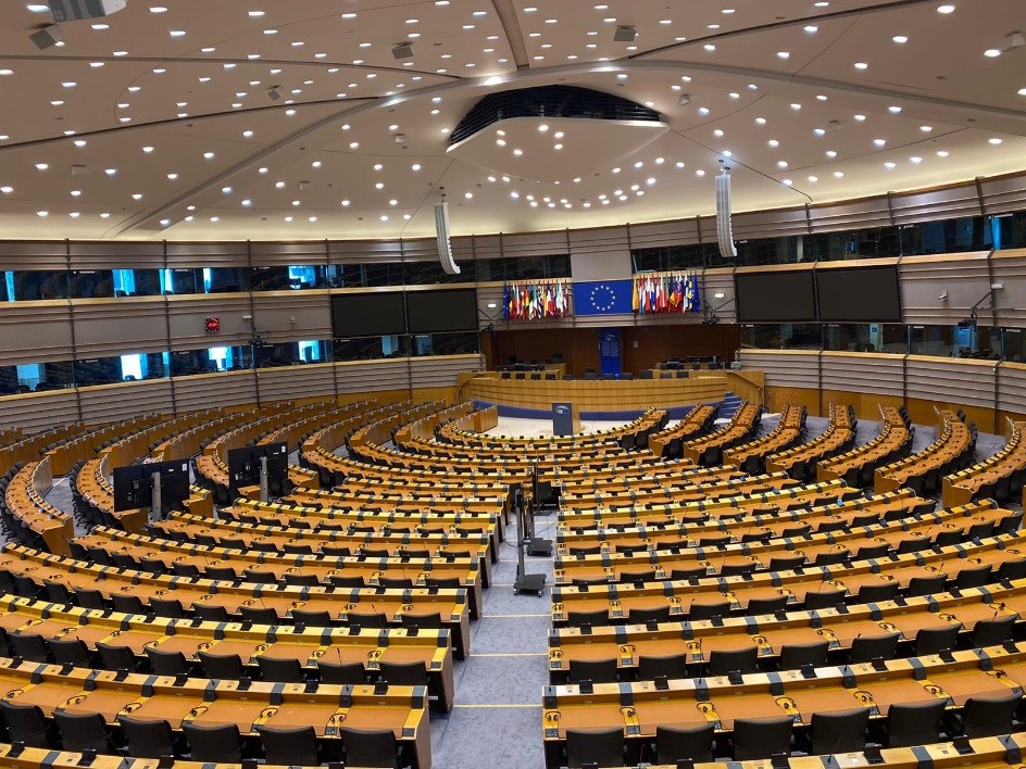 Der leere Plenarsaal (Halbrund) des Europäischen Parlaments.