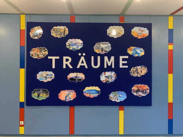 Pinnwand „Träume“ mit wolkenförmigen Bildcollagen der Schülerinnen und Schüler.