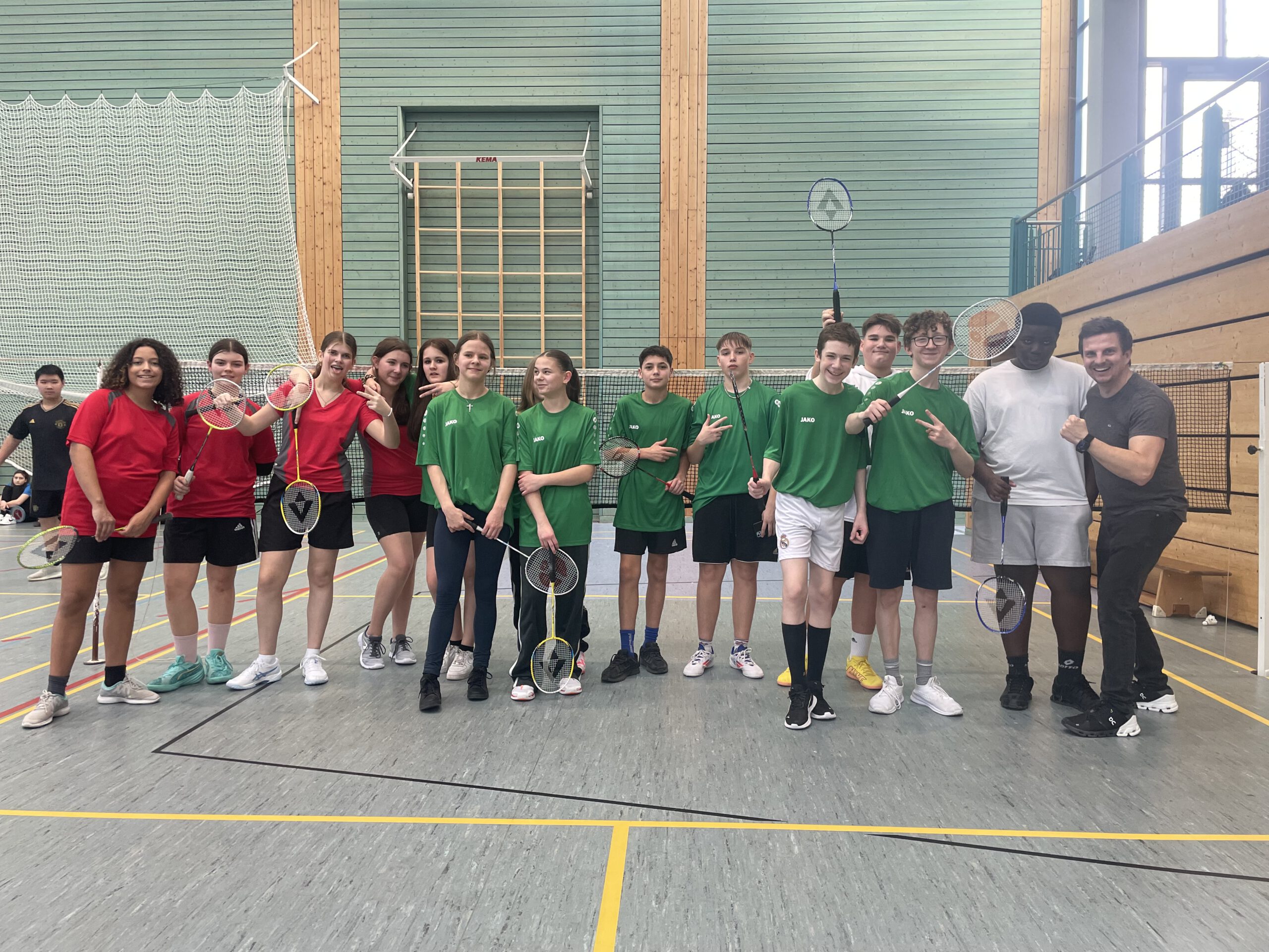 JtfO Badminton: Favoriten setzen sich durch – Teilerfolge für unsere Schule