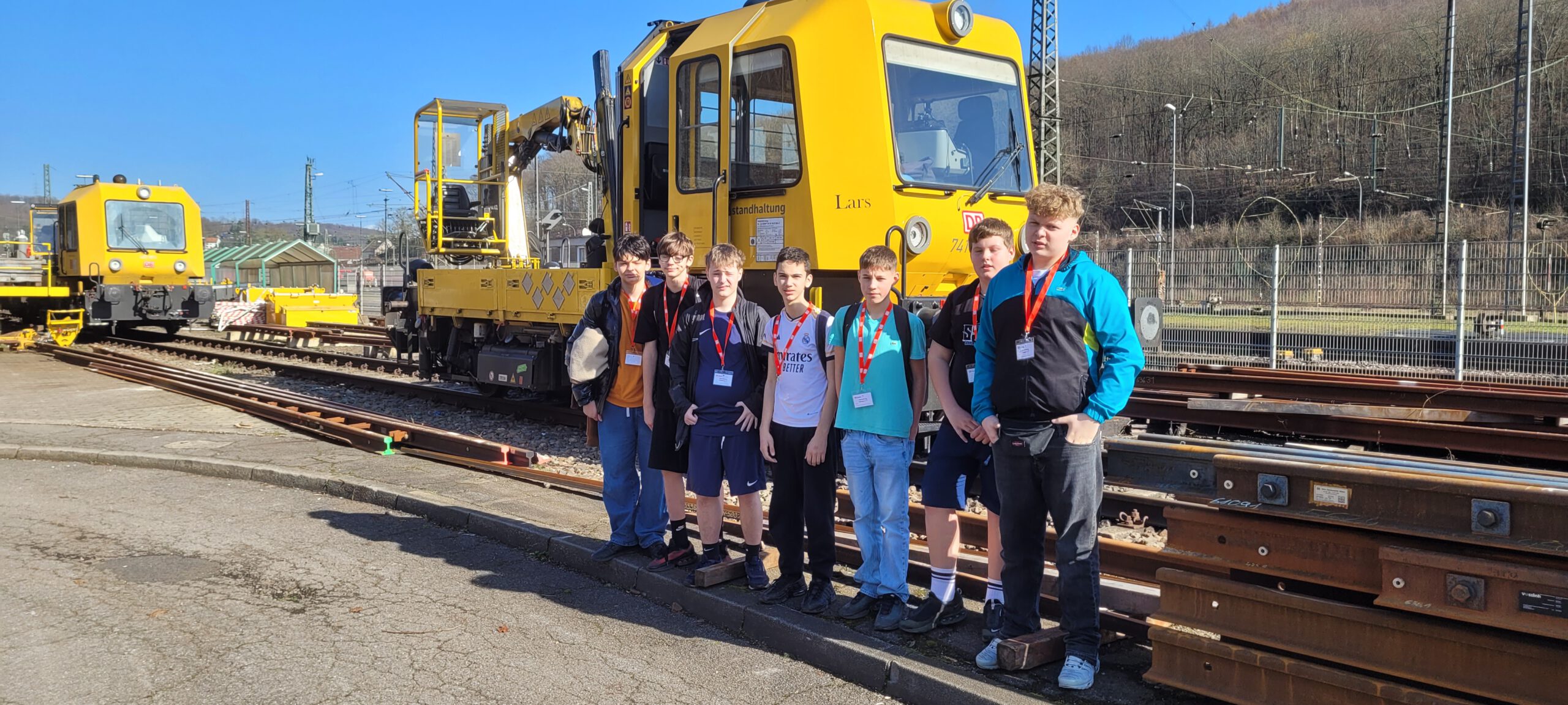 Schülerinnen und Schüler besichtigen das Ausbildungszentrum der Deutschen Bahn in Saarbrücken