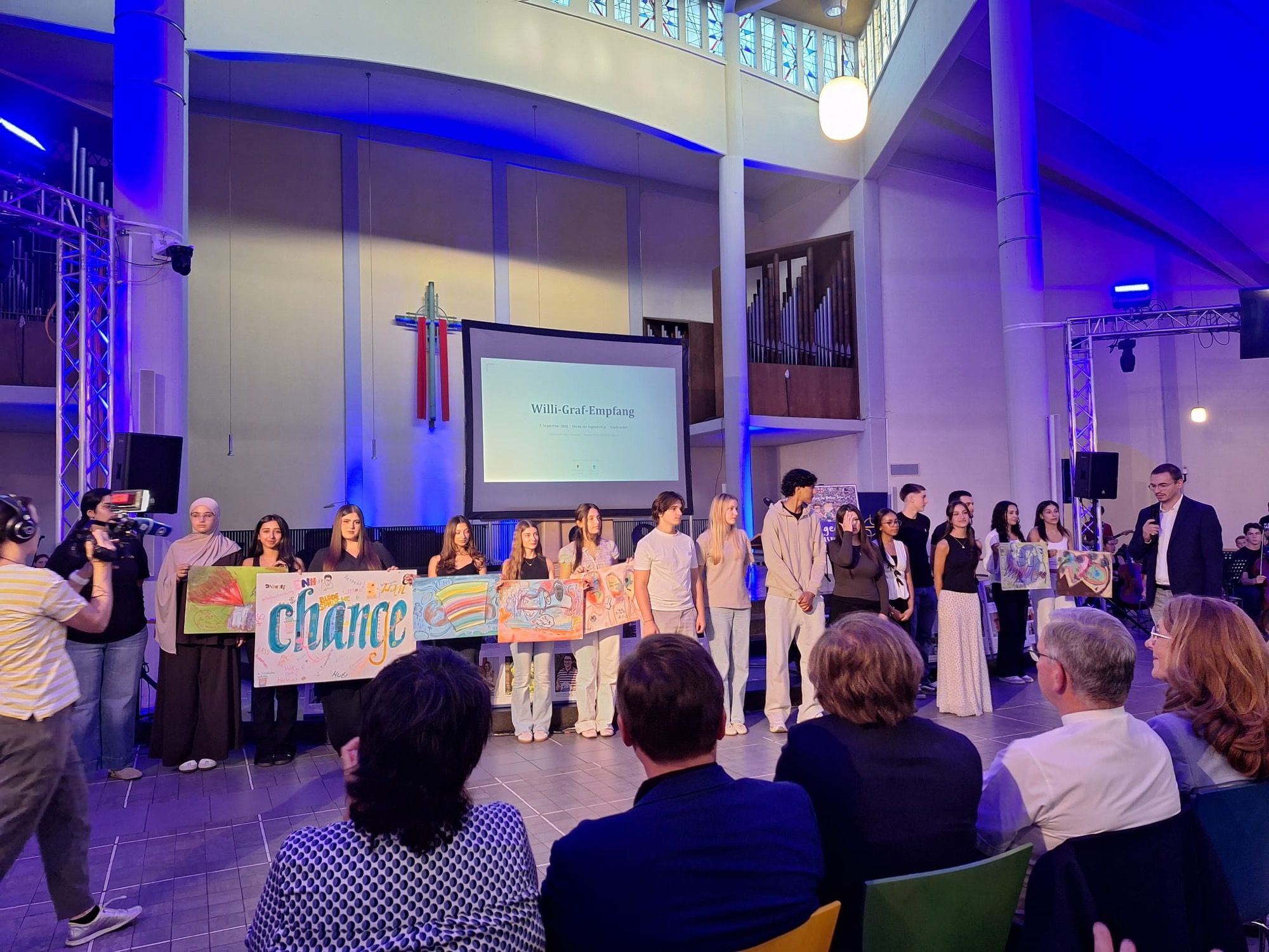 Klasse 12.3 präsentiert das Projekt „Wir gegen Rassismus“ beim Willi-Graf-Empfang